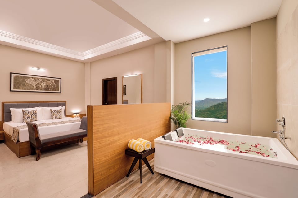 Superior Suite with Jacuzzi | Bathroom | Free toiletries, hair dryer, towels