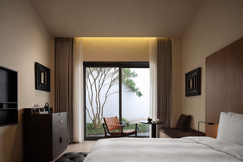 Exclusive Room, 1 King Bed, Courtyard View | Down comforters, minibar (free items), WiFi (free)
