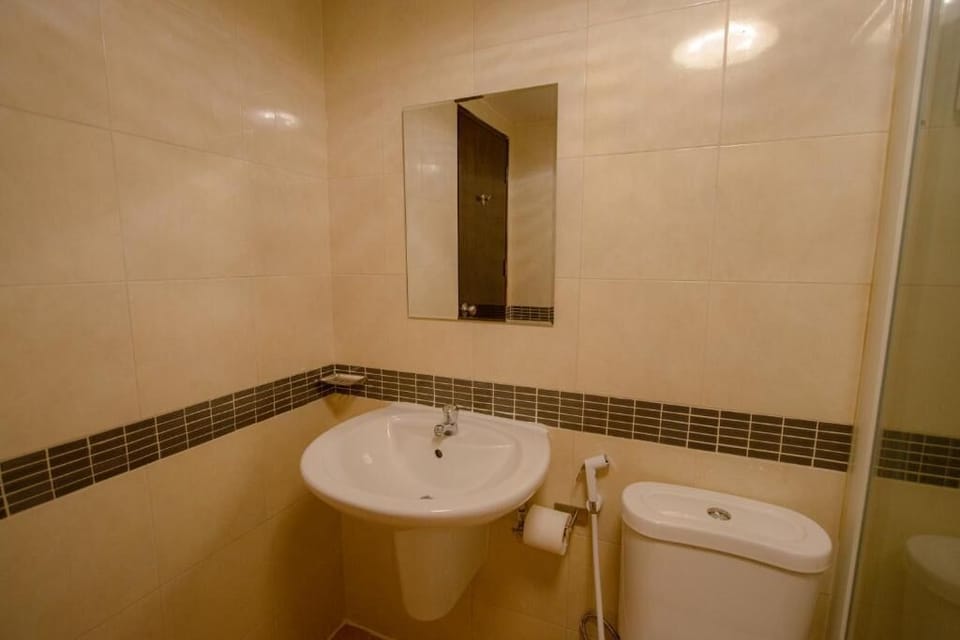 Shower, rainfall showerhead, free toiletries, hair dryer