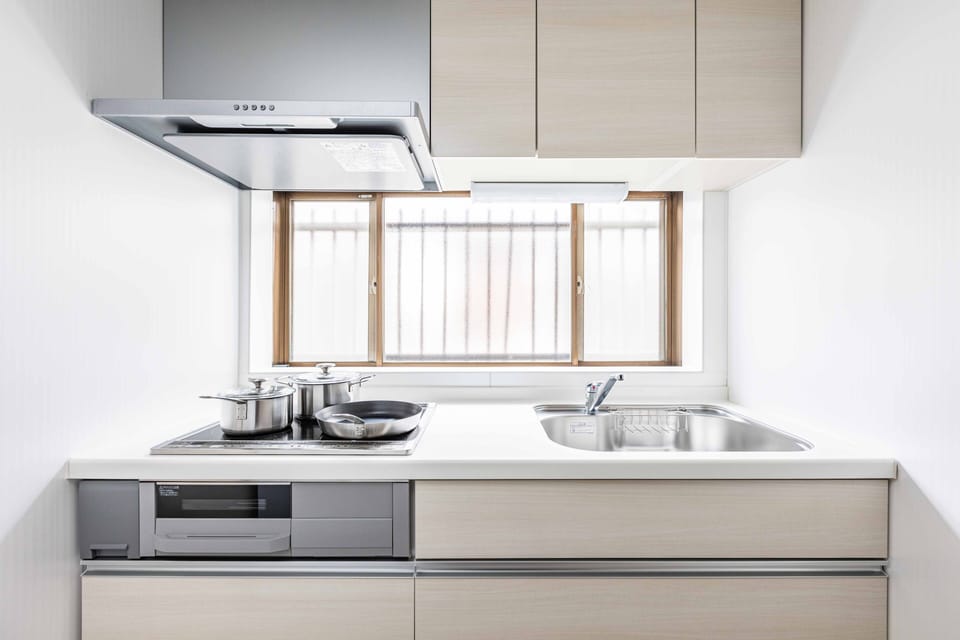 Deluxe House | Private kitchen | Full-size fridge, microwave, stovetop, electric kettle