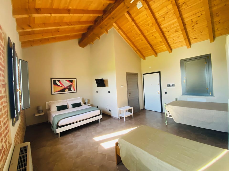 Royal Room | 1 bedroom, down comforters, desk, laptop workspace