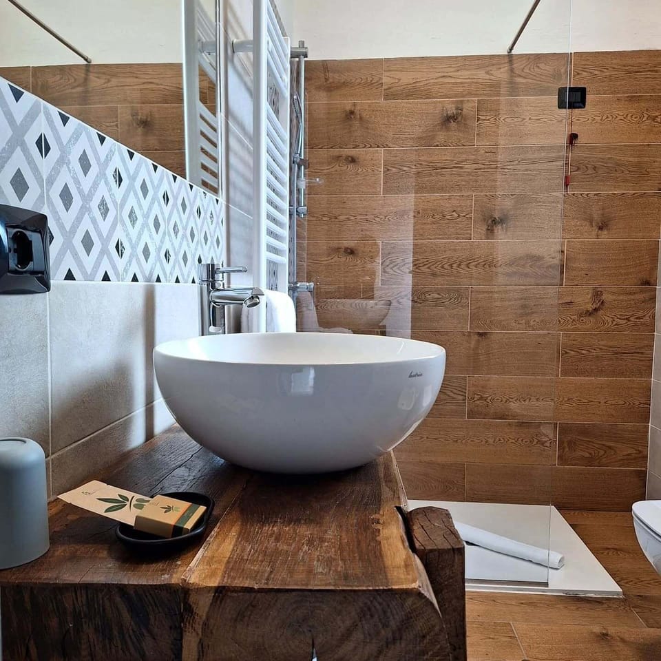 Royal Room | Bathroom | Shower, free toiletries, hair dryer, towels