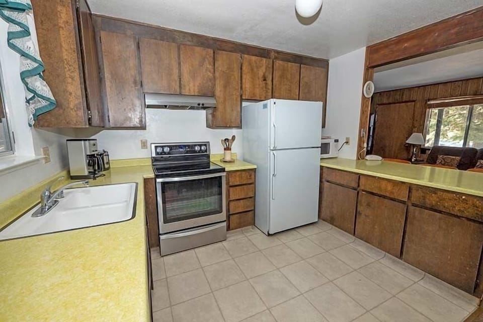 House, 4 Bedrooms | Private kitchen