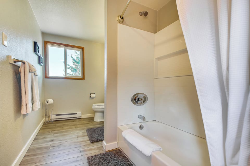Ocean-view Oregon Coast Vacation Rental w/ Deck Cottage in Gold Beach