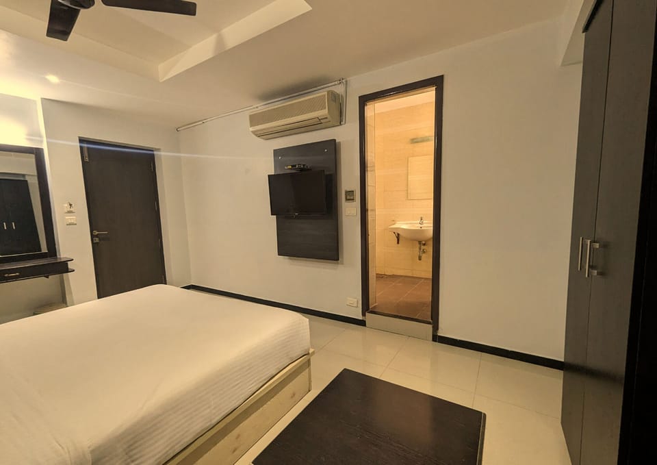 Desk, soundproofing, iron/ironing board, free WiFi