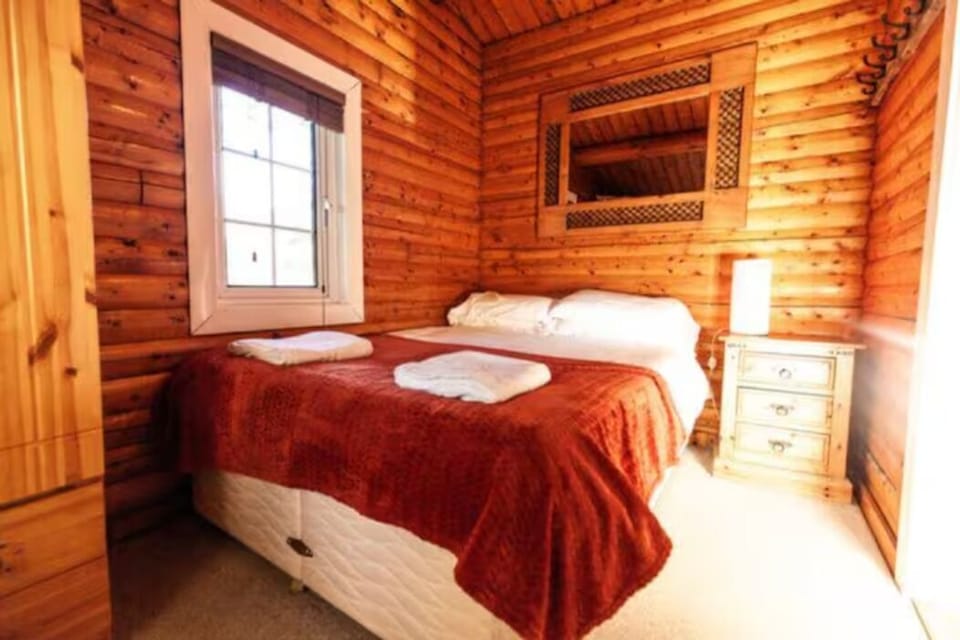 Cozy Mountain 2 Bed Log Cabin Cabin in Trawsfynydd