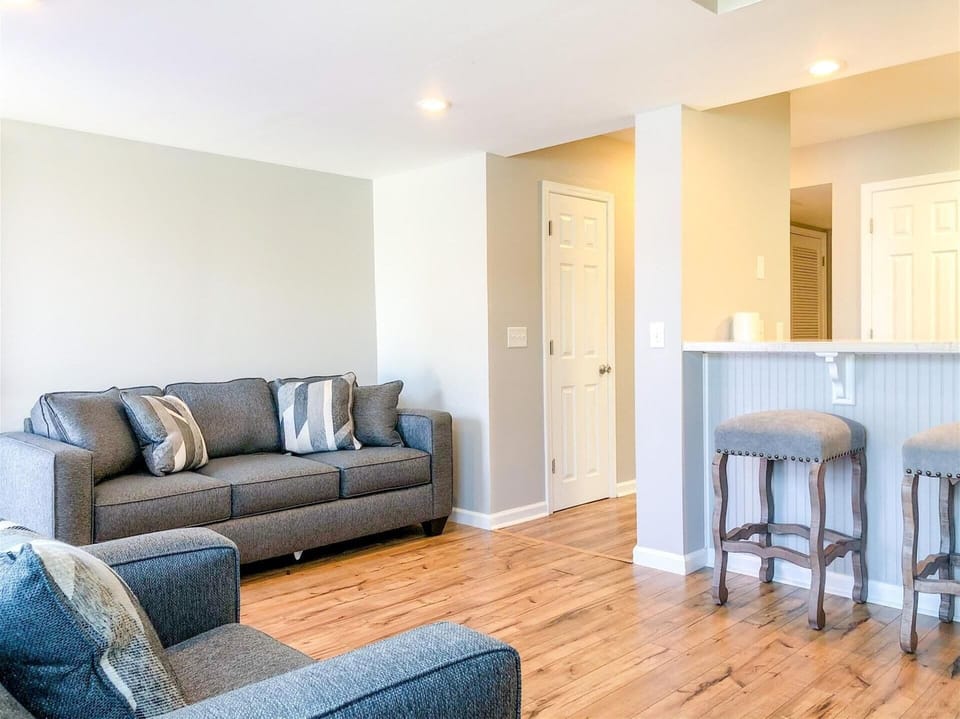 Townhome, 1 Queen Bed with Sofa bed (5218 Beach Dr B ) | Living area