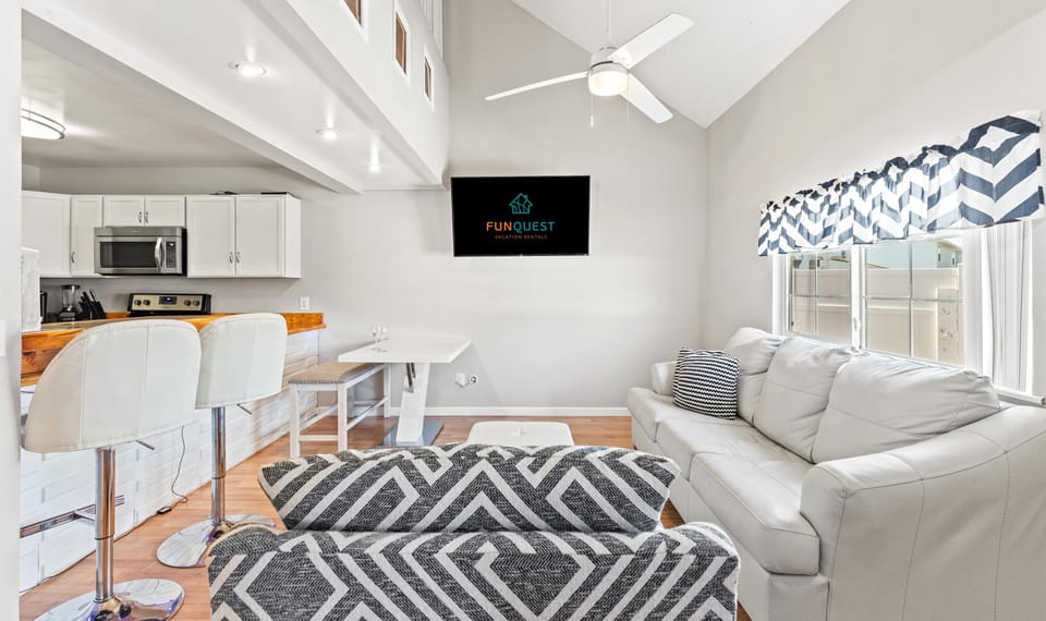 House, Multiple Beds (5218 Beach Dr C ) | Living area
