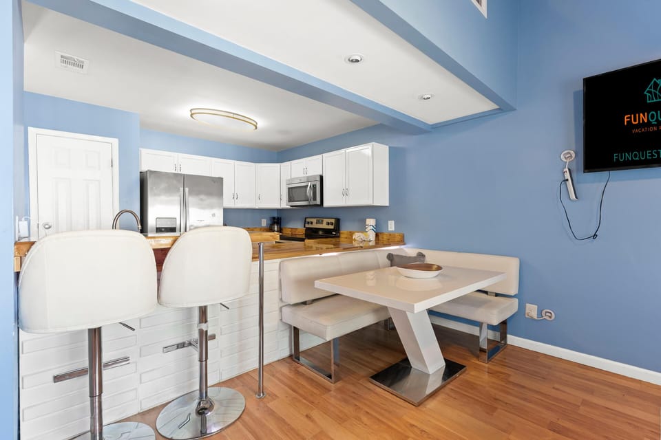 House, Multiple Beds (5218 Beach Dr C ) | Dining