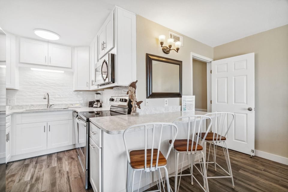 Condo, 1 King Bed with Sofa bed (The Summit 108) | Private kitchen | Oven, toaster