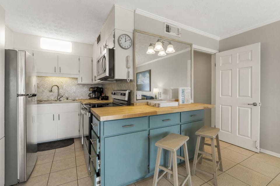 Condo, 1 King Bed with Sofa bed (The Summit 1216) | Private kitchen | Oven, toaster