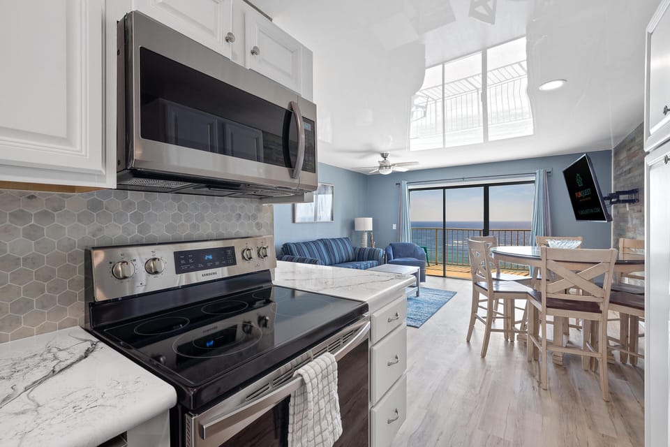 Condo, 1 King Bed with Sofa bed (The Summit 1408) | Private kitchen