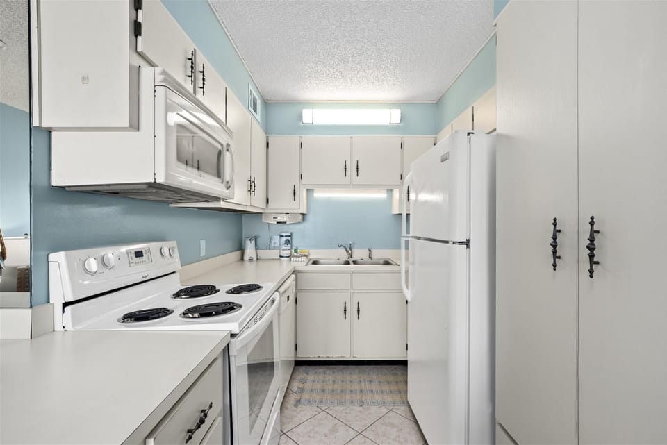 Condo, 1 King Bed with Sofa bed (The Summit 613) | Private kitchen