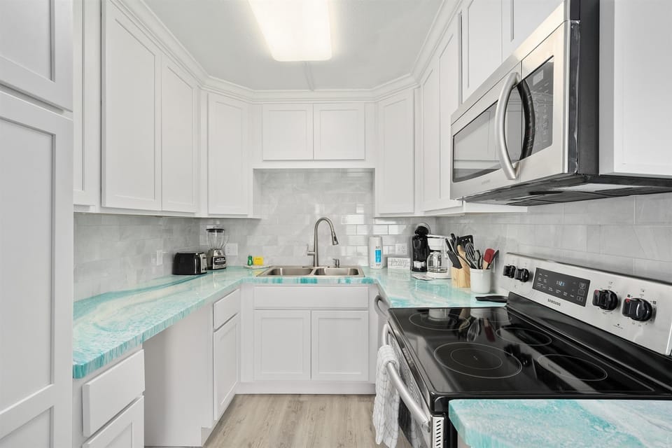 Condo, 1 King Bed with Sofa bed (The Summit 626) | Private kitchen