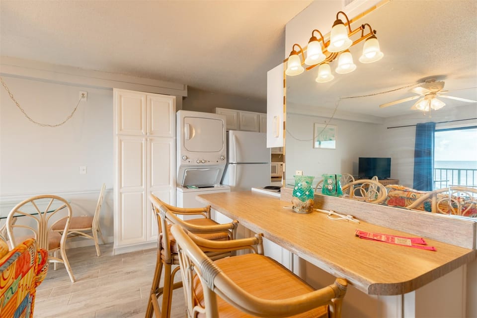Condo, 1 King Bed with Sofa bed (The Summit 618) | Dining
