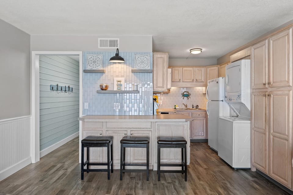 Condo, 1 King Bed with Sofa bed (The Summit 919) | Private kitchen