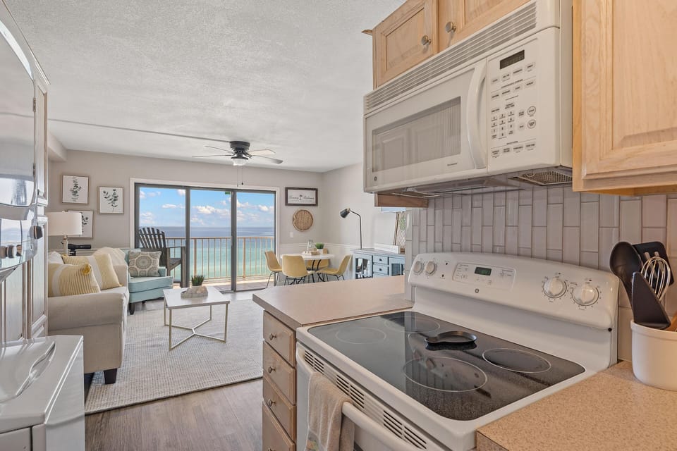Condo, 1 King Bed with Sofa bed (The Summit 919) | Private kitchen