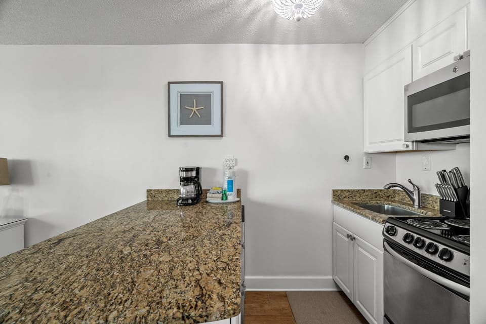 Studio, 1 King Bed with Sofa bed (Top of The Gulf 213) | Private kitchen