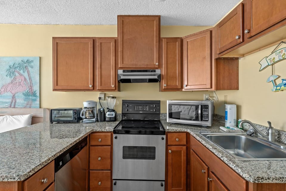 Studio, 2 Queen Beds (Top Of The Gulf 621 ) | Private kitchen
