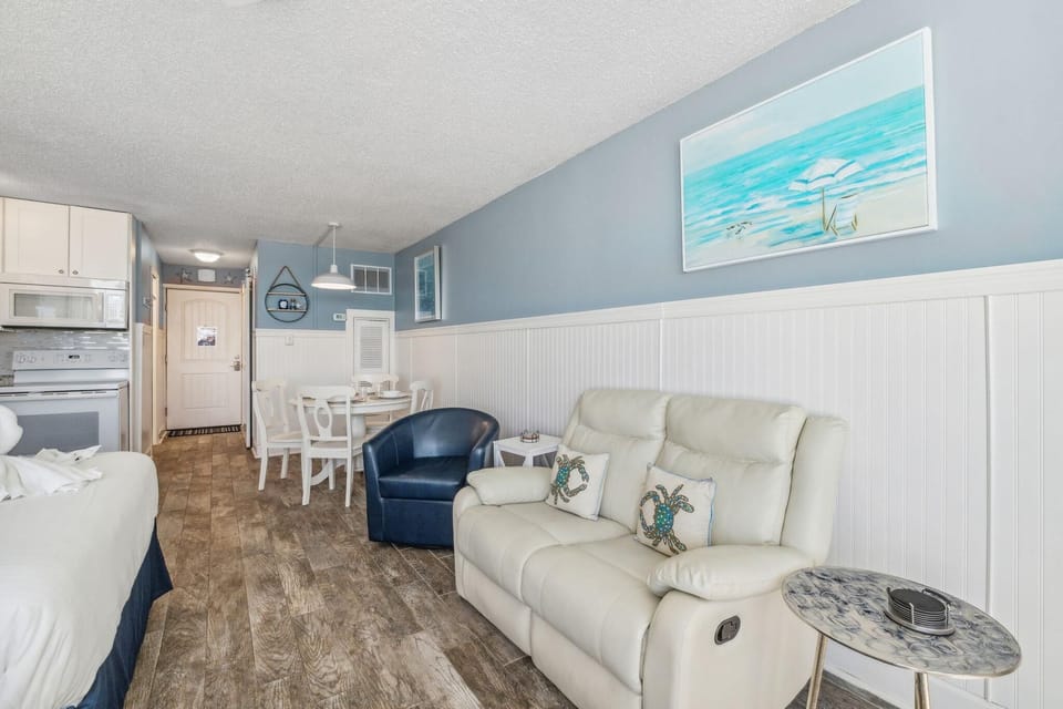 Studio, 2 Queen Beds (Top Of The Gulf 613) | Living area