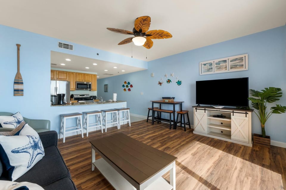 Condo, 1 King Bed with Sofa bed (Splash 804E) | Living area