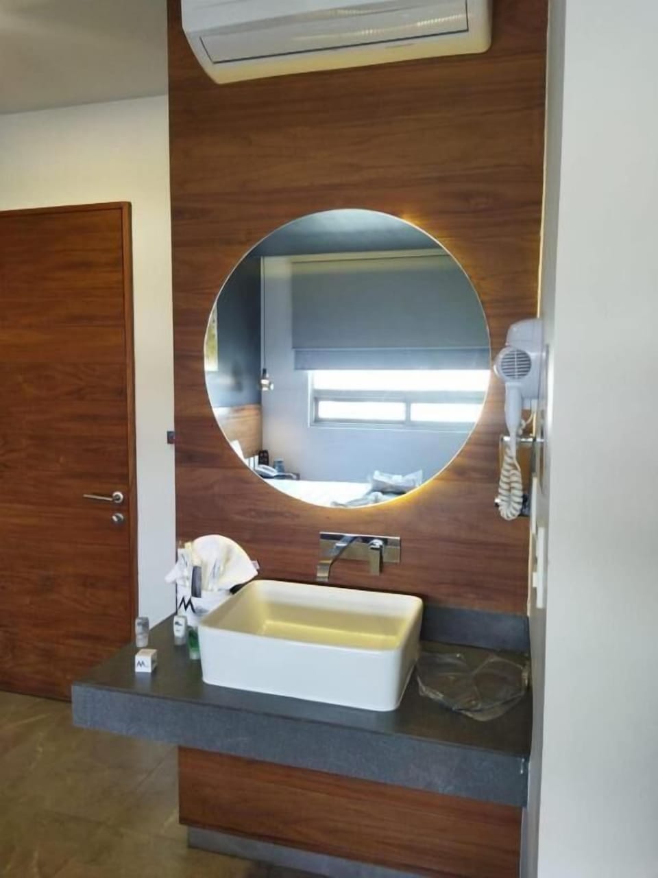 Elite Room, 1 King Bed | Bathroom | Shower, rainfall showerhead, towels, soap