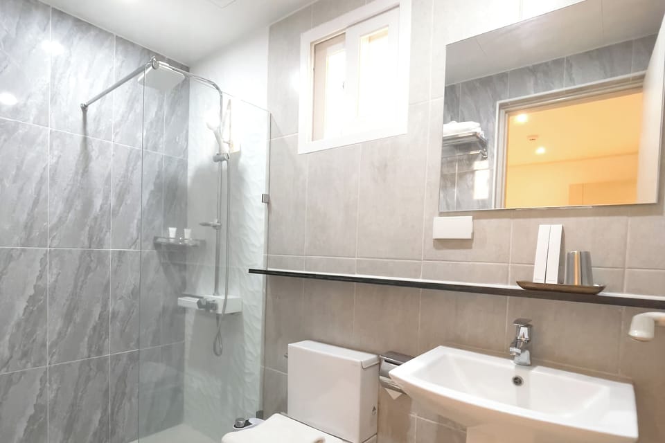 Suite | Bathroom | Shower, rainfall showerhead, free toiletries, slippers