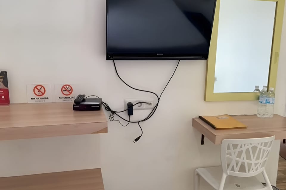 Deluxe Double Room | Desk, WiFi (free), bed sheets