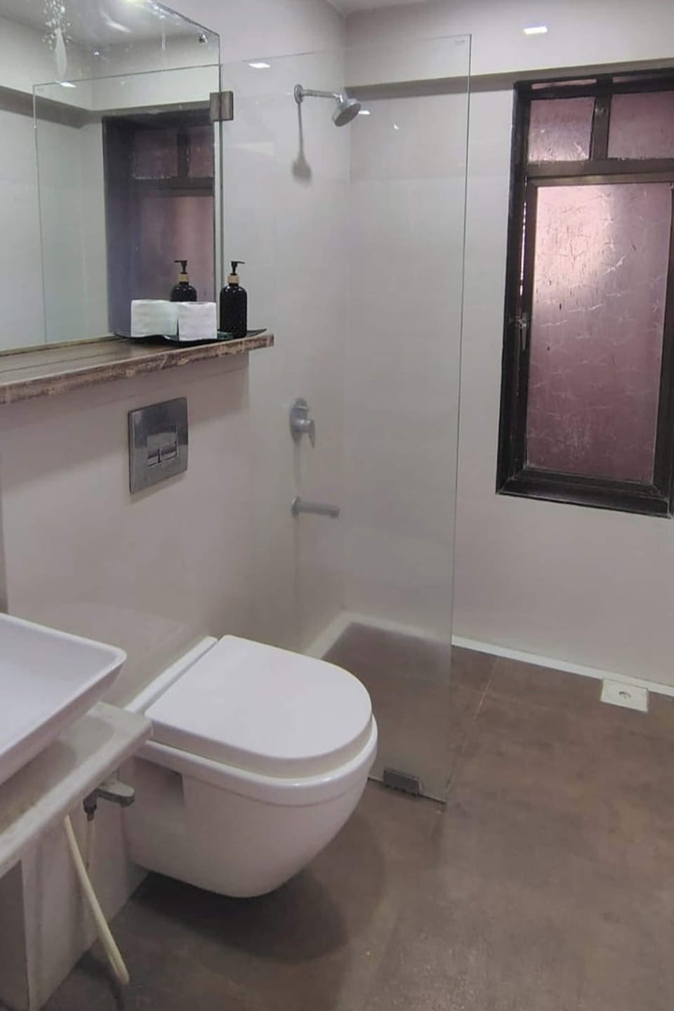 Shower, rainfall showerhead, free toiletries, bidet