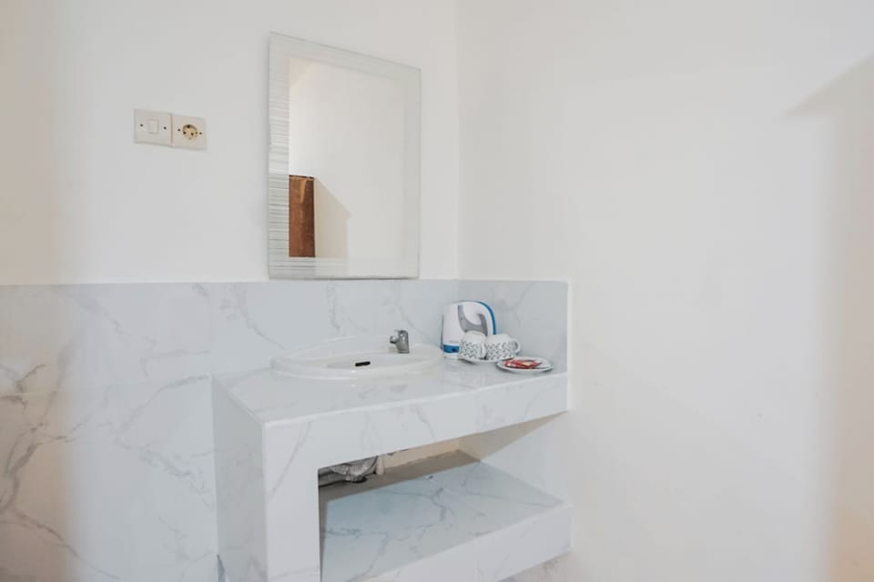Superior Double Room | Bathroom | Shower, rainfall showerhead, towels