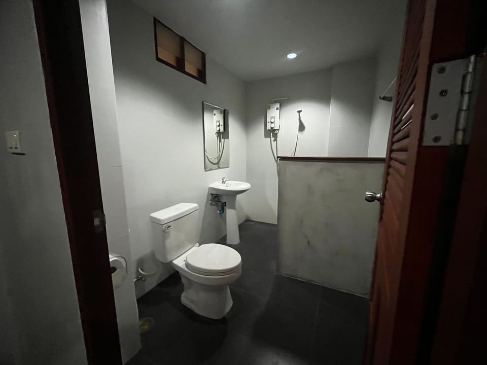 Shower, rainfall showerhead, free toiletries, towels
