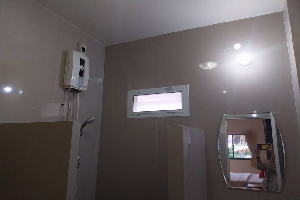 Superior Double Room | Bathroom | Shower, rainfall showerhead, free toiletries, towels