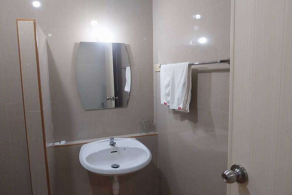 Shower, rainfall showerhead, free toiletries, towels