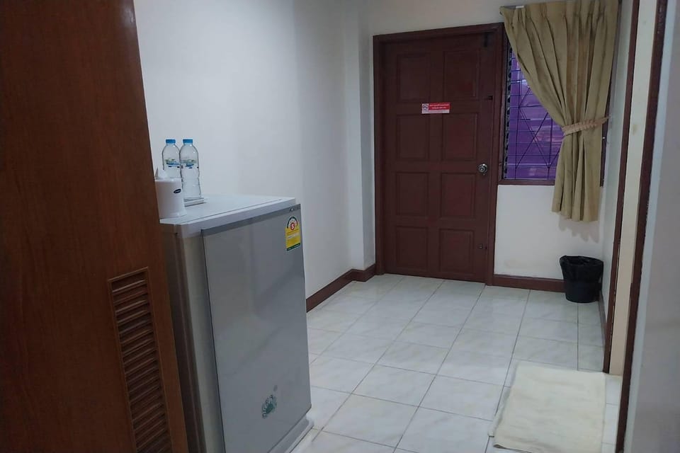 Desk, blackout drapes, free WiFi, bed sheets