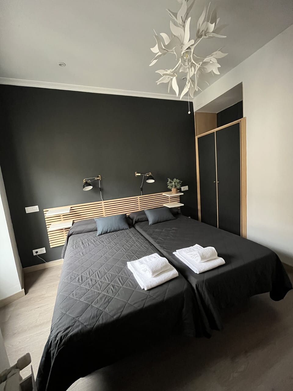 Twin Room, 2 Twin Beds | Desk, free WiFi, bed sheets