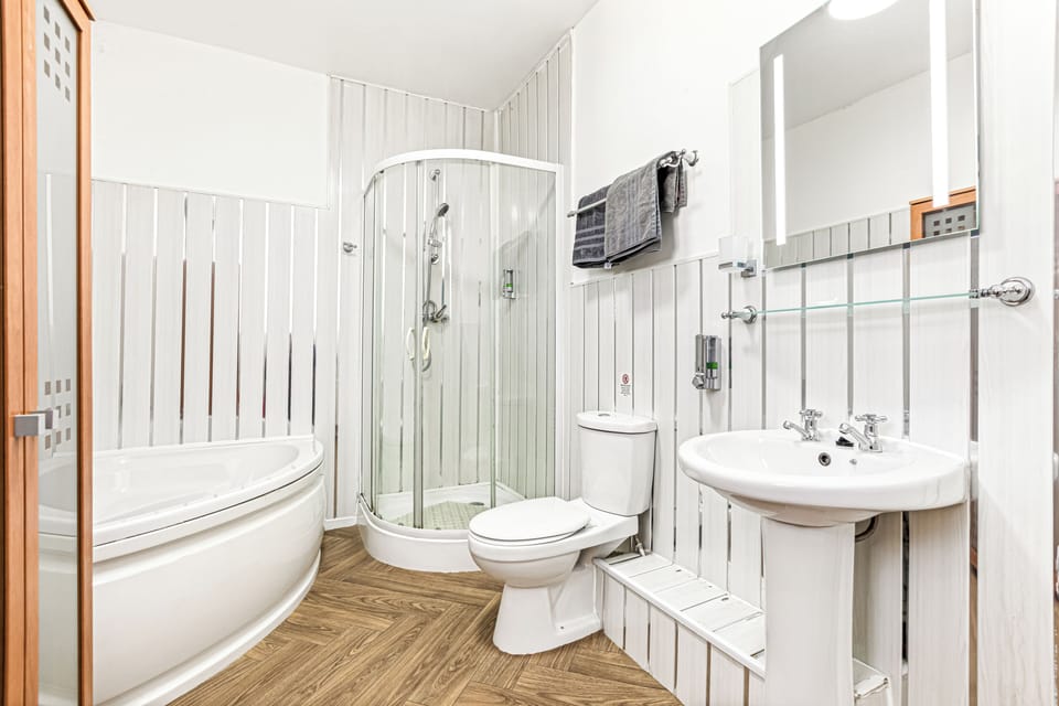 Large Room, 1 Double bed | Bathroom | Free toiletries, towels, soap, shampoo