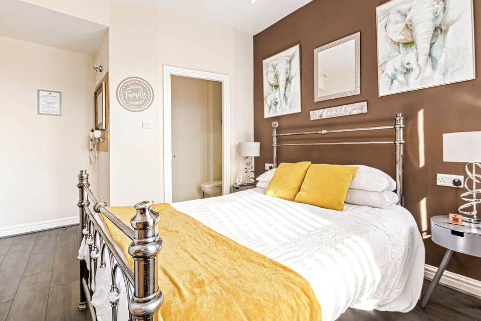 Large Room, 1 Double bed | Free WiFi, bed sheets