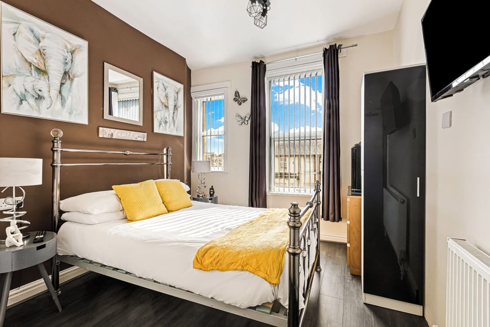Large Room, 1 Double bed | Free WiFi, bed sheets