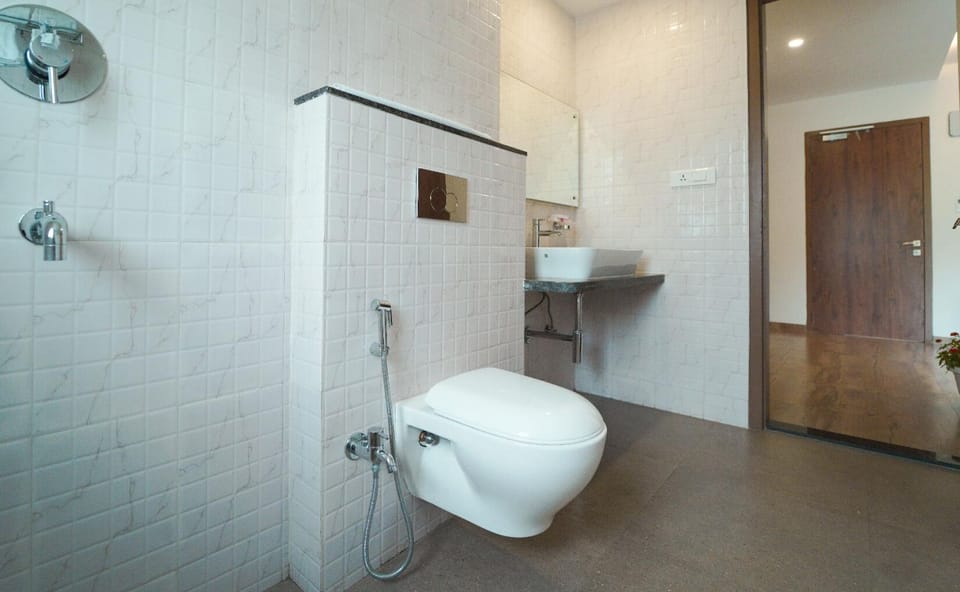 Royal Suite Room | Bathroom | Shower, hydromassage showerhead, free toiletries, hair dryer