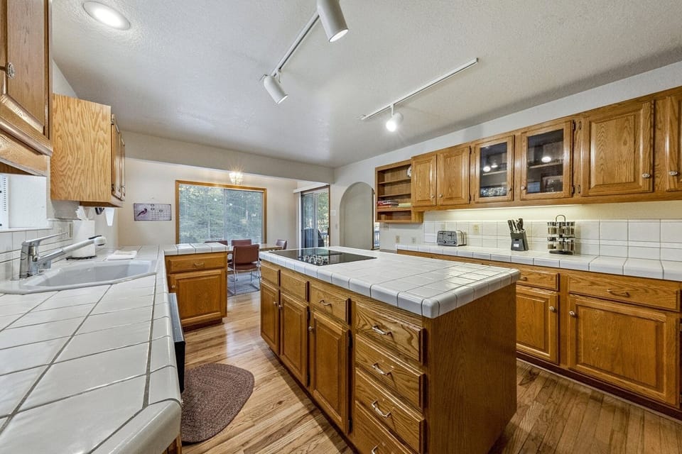 House, 4 Bedrooms | Private kitchen