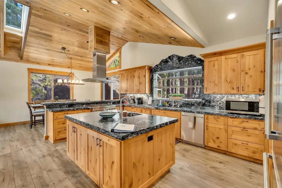 House, 5 Bedrooms | Private kitchen