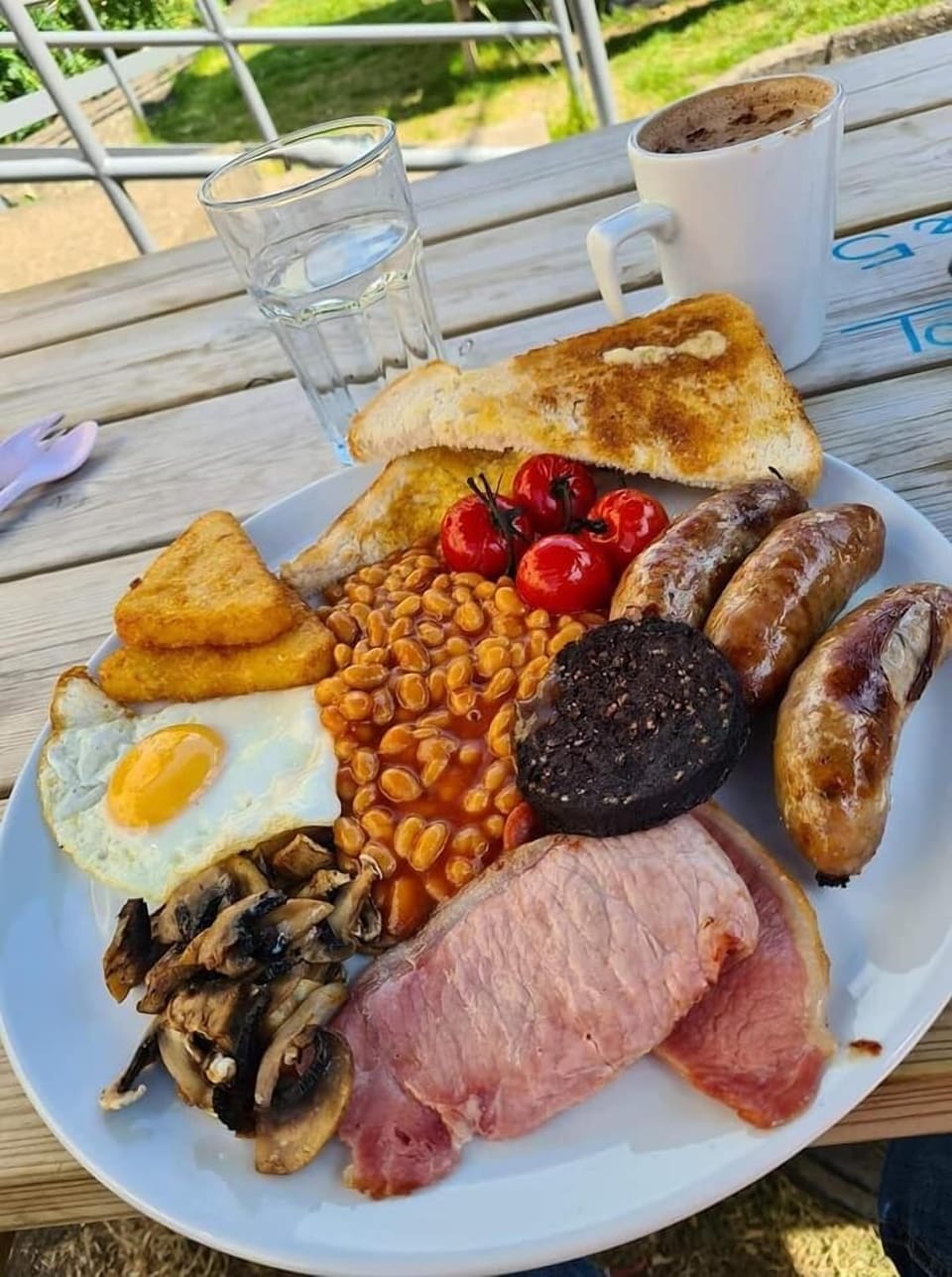 Free daily English breakfast