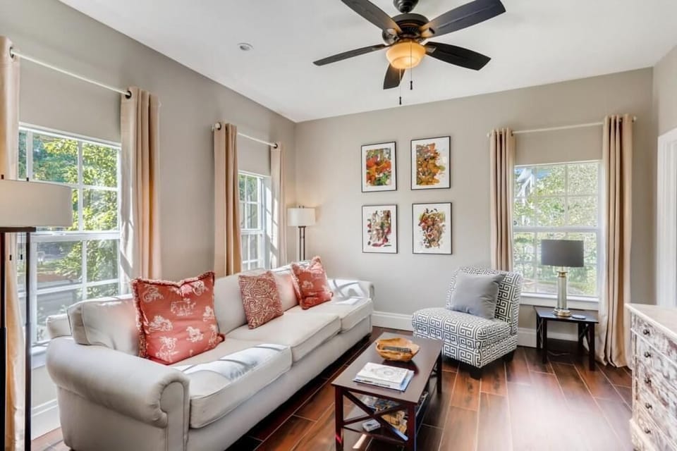 House, Multiple Beds (Buttercup  3bd 3ba  Sleep 7 on Quiet ) | Living area