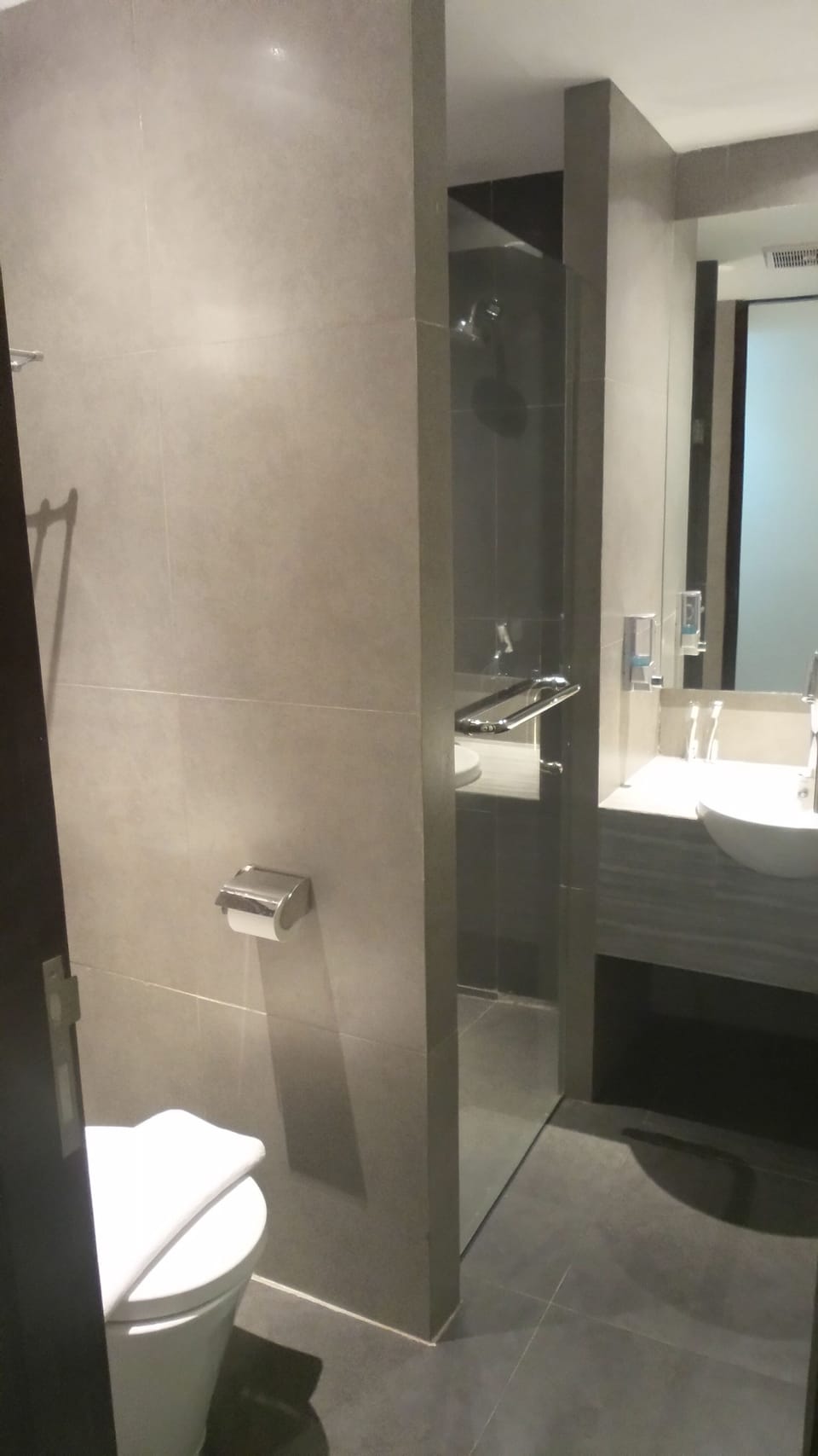 Superior Room, 1 King Bed | Bathroom | Shower, free toiletries, slippers, towels