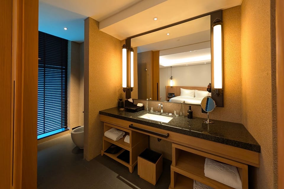 Executive Twin Room | Bathroom | Free toiletries, hair dryer, bathrobes, slippers