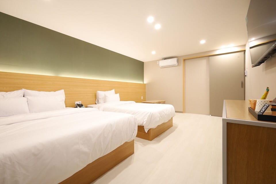Family Room | Hypo-allergenic bedding, desk, laptop workspace, free WiFi