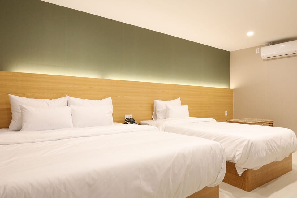 Family Room | Hypo-allergenic bedding, desk, laptop workspace, free WiFi