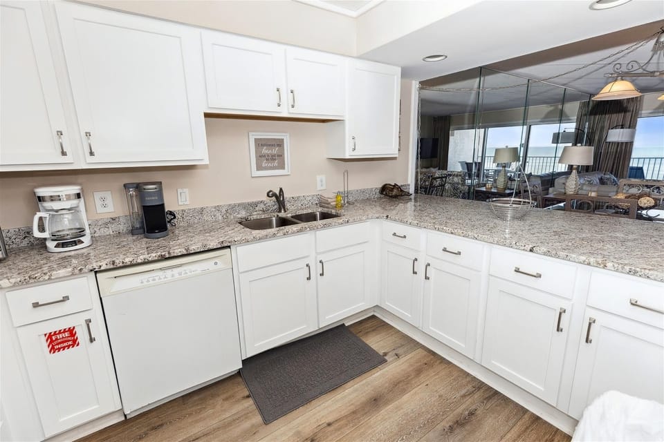 Condo, 1 Bedroom | Private kitchen | Fridge, oven, stovetop, coffee/tea maker