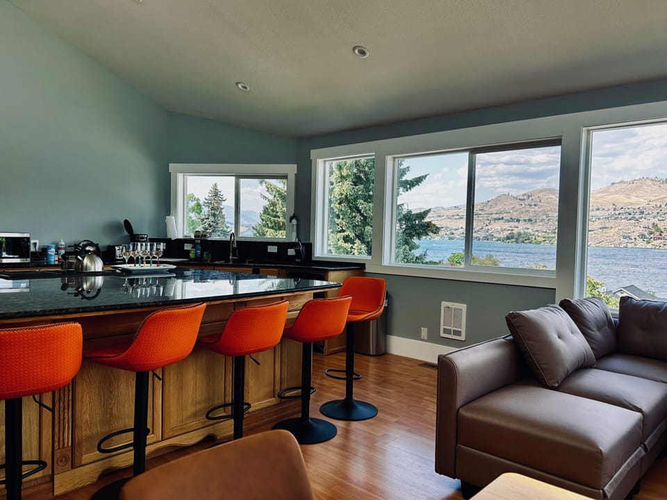 Panoramic Apartment, Private Bathroom (Water Street Retreat) | Lounge