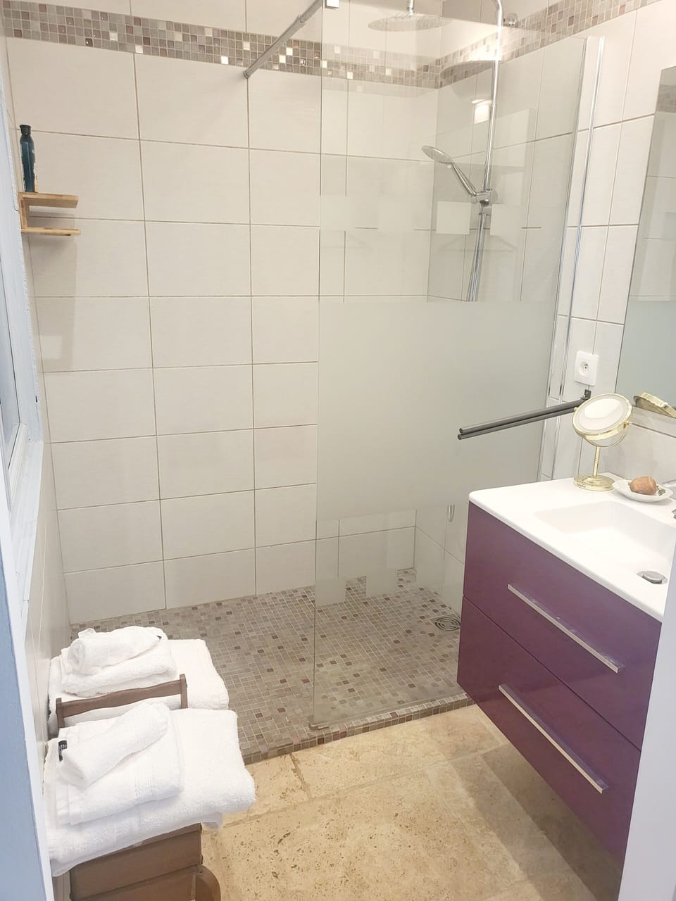 Comfort Room, 1 Queen Bed, Non Smoking, Private Bathroom | Bathroom | Shower, rainfall showerhead, hair dryer, bathrobes
